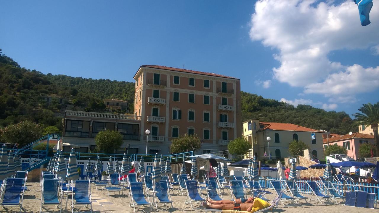 Hotel Monique Noli Exterior photo