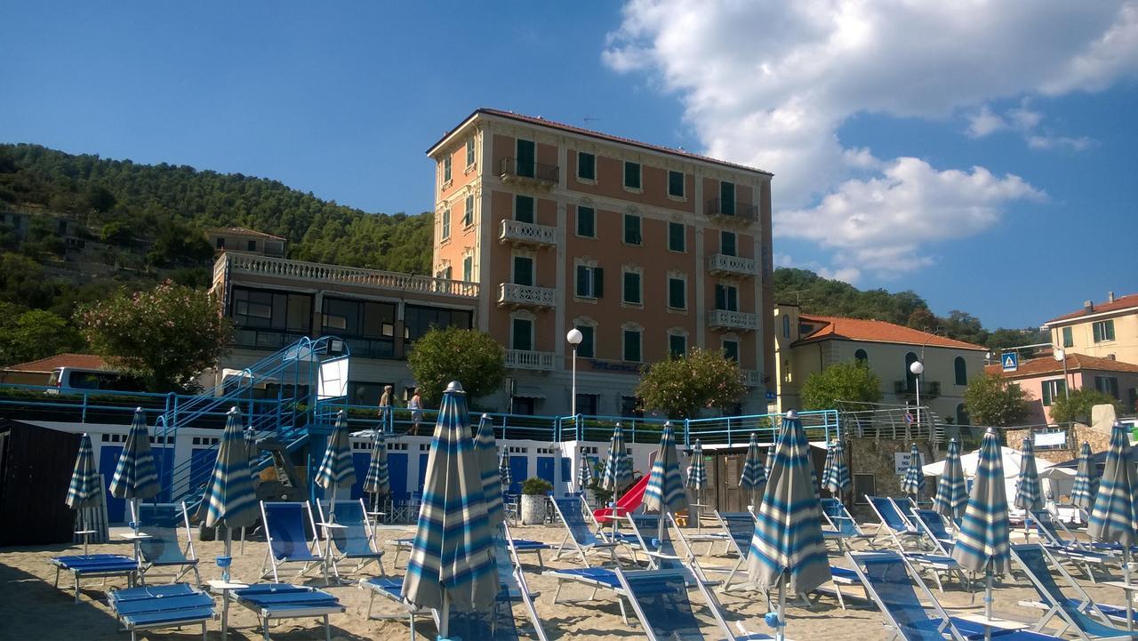Hotel Monique Noli Exterior photo