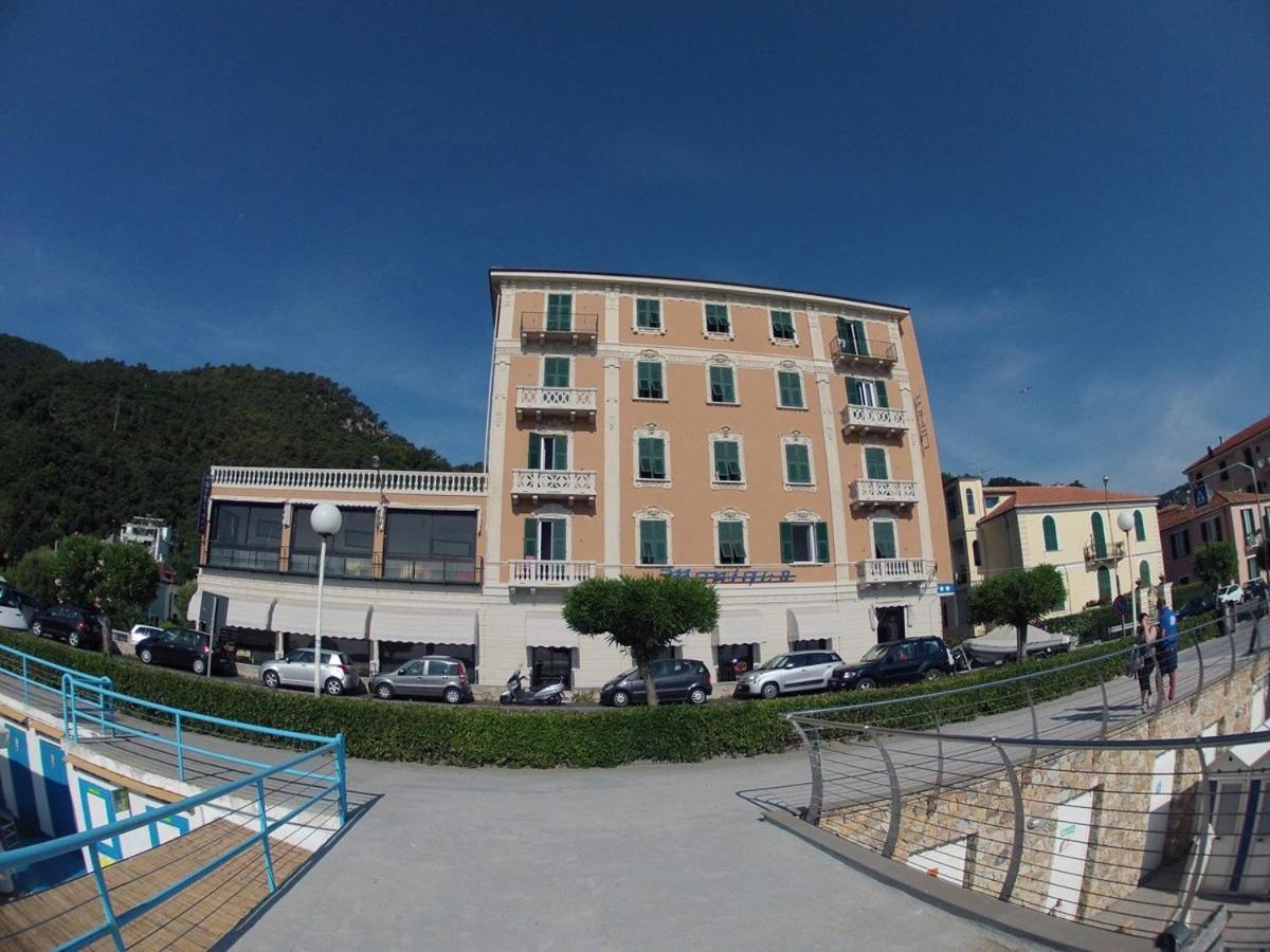 Hotel Monique Noli Exterior photo